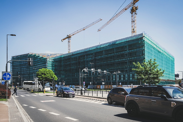 Wokół biurowca High5ive w Krakowie powstanie chodnik z "zielonego betonu". Wokół biurowca High5ive w Krakowie powstanie chodnik z "zielonego betonu".