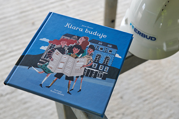 „Klara buduje” to pierwsza z serii książek Erbudu, która będzie promować branżę budowlaną wśród kobiet.