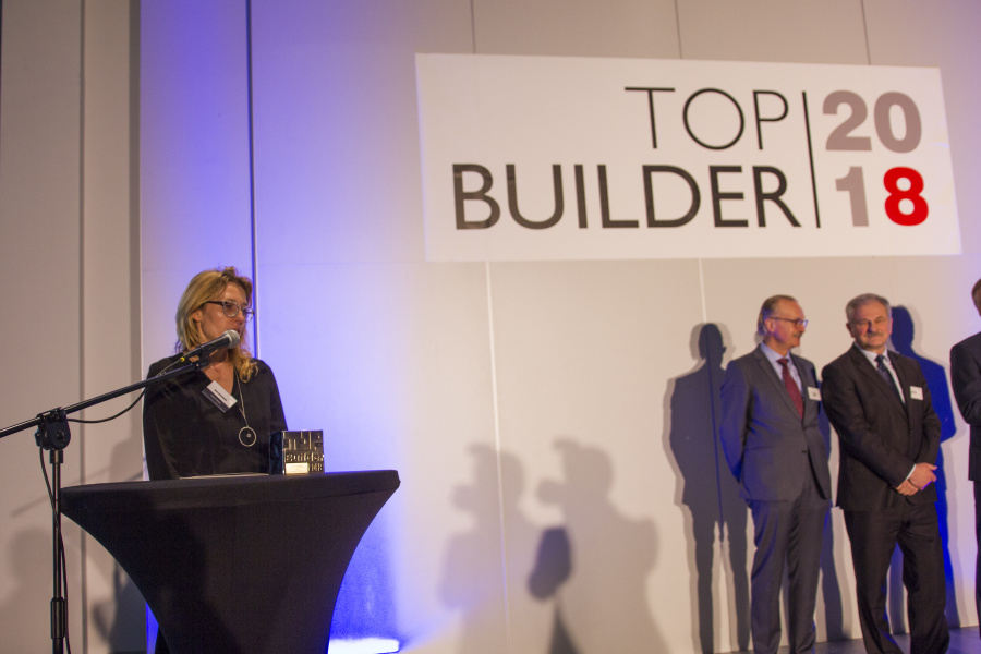 Maja Bromowska podczas odbioru nagrody TopBuilder dla raportu Kompasu Inwestycji &bdquo;Puls Budownictwa. Diagnoza i perspektywy rozwoju&rdquo;