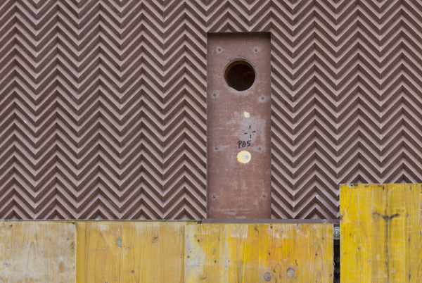 Wz&oacute;r szewronu został odciśnięty w barwionym betonie architektonicznym.