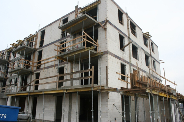 Wkr&oacute;tce na pierwszym budynku Osiedla Słonecznego w Szamotułach pojawi się dach, fot. Agrobex.