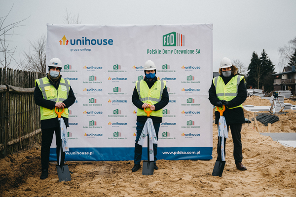Polskie Domy Drewniane i Unihouse buduja osiedle w Horoszczy.