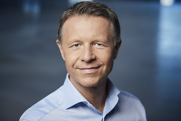 Radosław T. Krochta, prezes MLP Group: Niestabilność globalna, problemy z łańcuchami dostaw, globalną logistyką oraz rosnący sektor e-commerce są kluczowymi czynnikami generującymi popyt na nowe powierzchnie magazynowe. Radosław T. Krochta, prezes MLP Group: Niestabilność globalna, problemy z łańcuchami dostaw, globalną logistyką oraz rosnący sektor e-commerce są kluczowymi czynnikami generującymi popyt na nowe powierzchnie magazynowe.