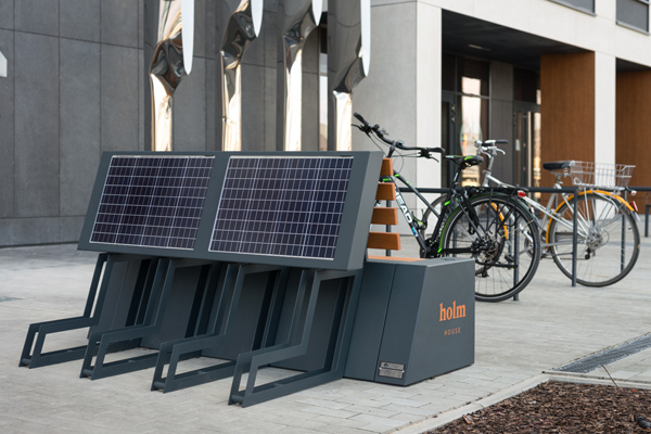Ławka solarna na osiedlu Holm House - fot. Skanska