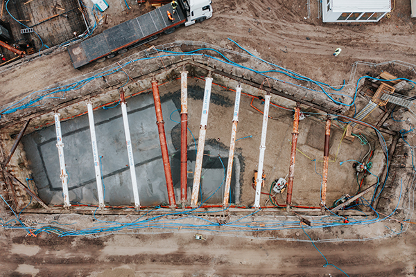 Soletanche Polska odpowiada za fundamentowanie specjalistyczne pod obiektami B2, B4, B5 oraz konstrukcję żelbetową obiektów B4 i B5. Soletanche Polska odpowiada za fundamentowanie specjalistyczne pod obiektami B2, B4, B5 oraz konstrukcję żelbetową obiektów B4 i B5.