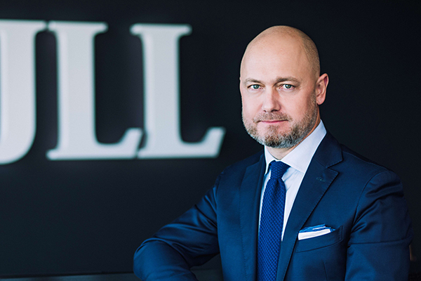 &ndash; Ostrożna postawa inwestor&oacute;w przełożyła się na niższe zainteresowanie gruntami pod zabudowę biurową - komentuje Tomasz Lewandowski, Dyrektor Działu Grunt&oacute;w i Inwestycji Średniego Formatu, JLL.