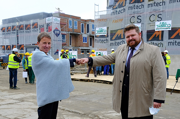 Katarzyna Unold, dyrektor zarządzająca Acciona Nieruchomości oraz Andrzej Czapczuk &ndash; wiceprezes F.B.I. Tasbud.