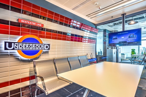 Sala konferencyjna w konwencji stacji metra wg projektu Massive Design, fot. T&eacute;tris. 