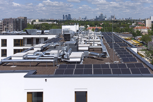 Panele fotowoltaiczne na dachu inwestycji Pozytywny Mokotów. Fot. Yareal.