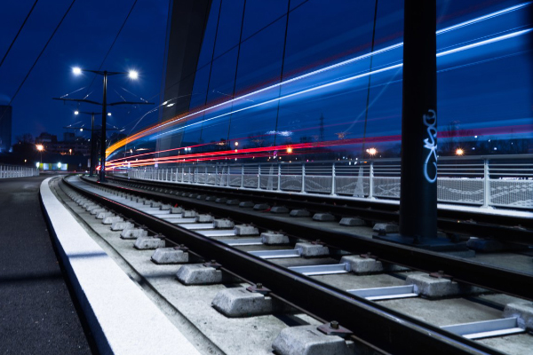 Inwestycje kolejowe CPK maja objąć prawie 2000 km nowych linii kolejowych dużych prędkości prowadzących z 10 kierunków do CPK i Warszawy. Inwestycje kolejowe CPK maja objąć prawie 2000 km nowych linii kolejowych dużych prędkości prowadzących z 10 kierunków do CPK i Warszawy.