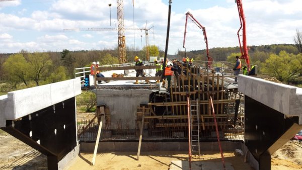 Most nad Nysą Łużycką powstaje w ramach projektu modernizacji linii kolejowej E 30, fot. PKP PLK.